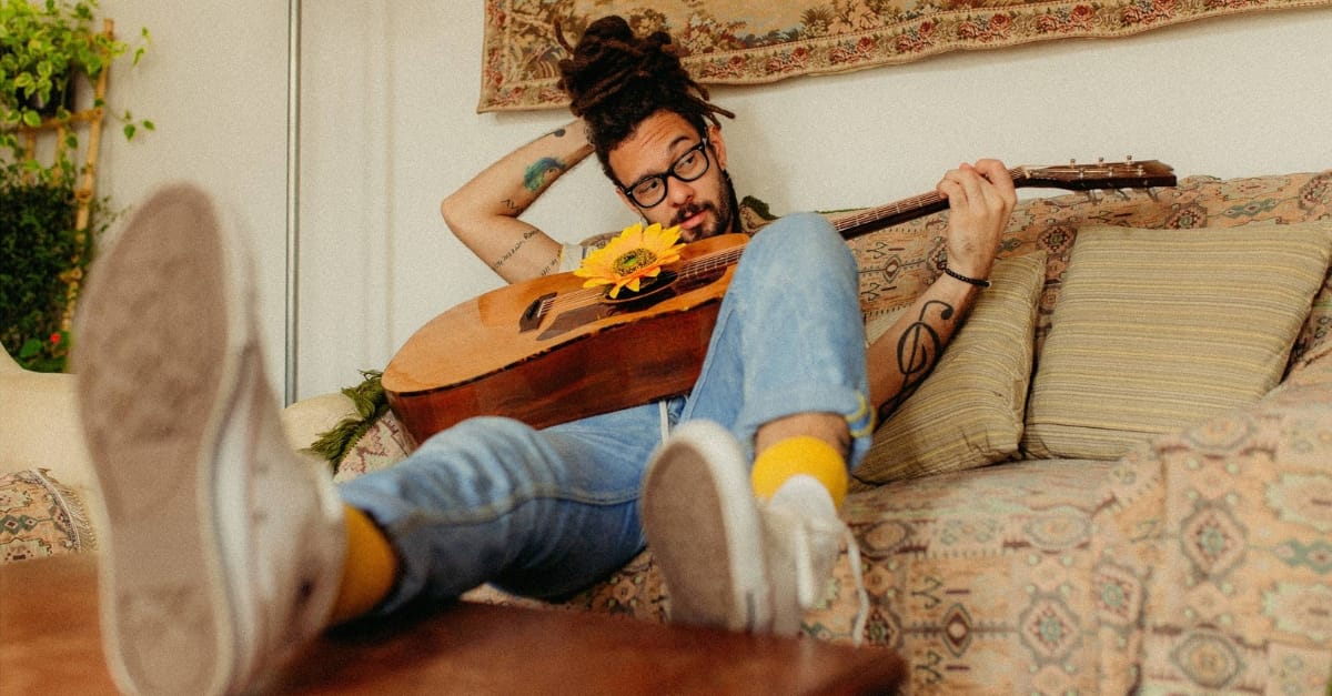 Gabriel Elias lança “Somos Instantes” em parceria com Vitor Kley
