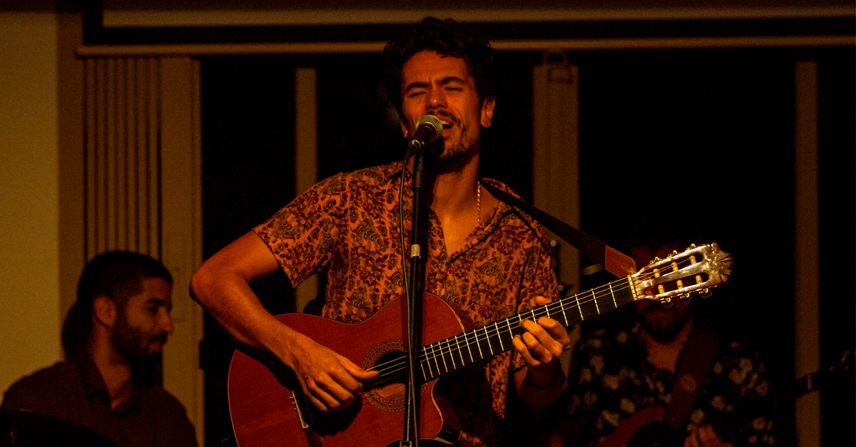 Com participação de Vanessa Moreno e Fi Maróstica, Zé Leônidas lança single “Fora do Tempo”