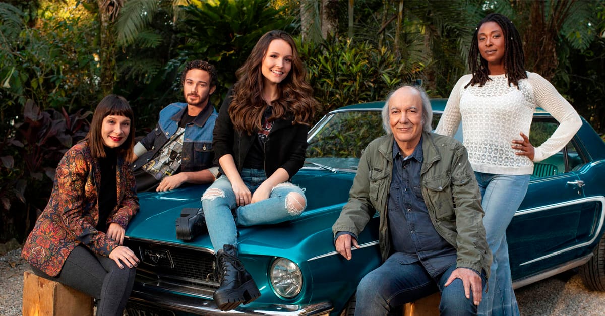 “Modo Avião” | Netflix anuncia início das gravações de filme com Larissa Manoela e Erasmo Carlos no elenco