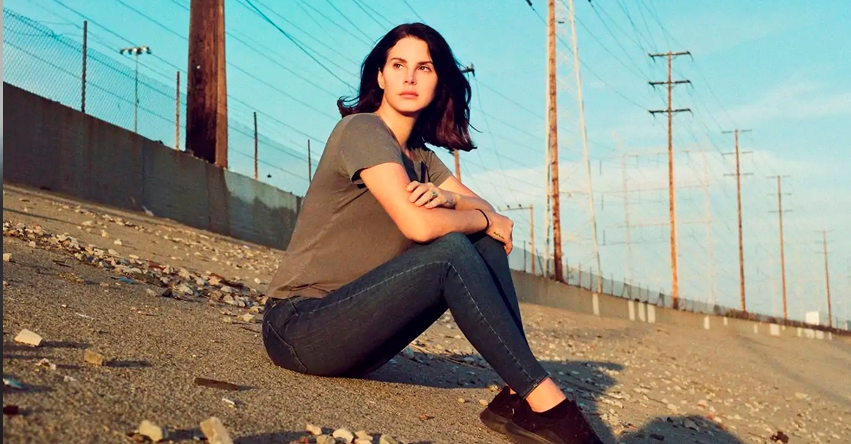 Lana Del Rey lança versão de “Season Of The Witch” e inédita “Looking For America”; ouça!
