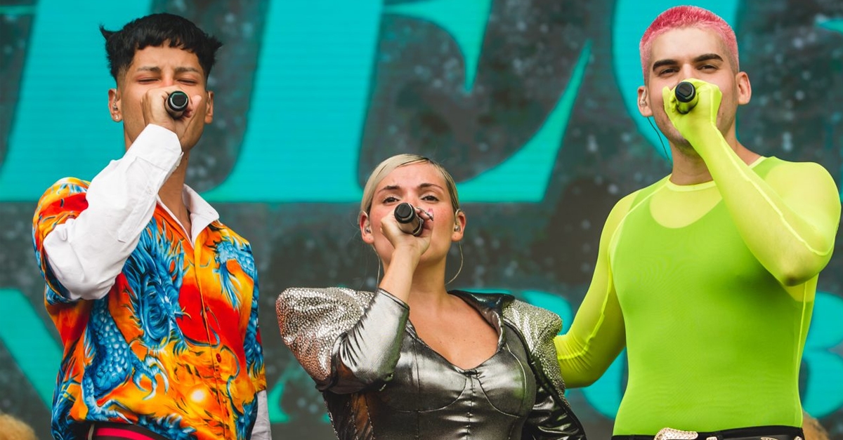 “Chega” | Duda Beat lança clipe psicodélico e colorido ao lado de Mateus Carrilho e Jaloo