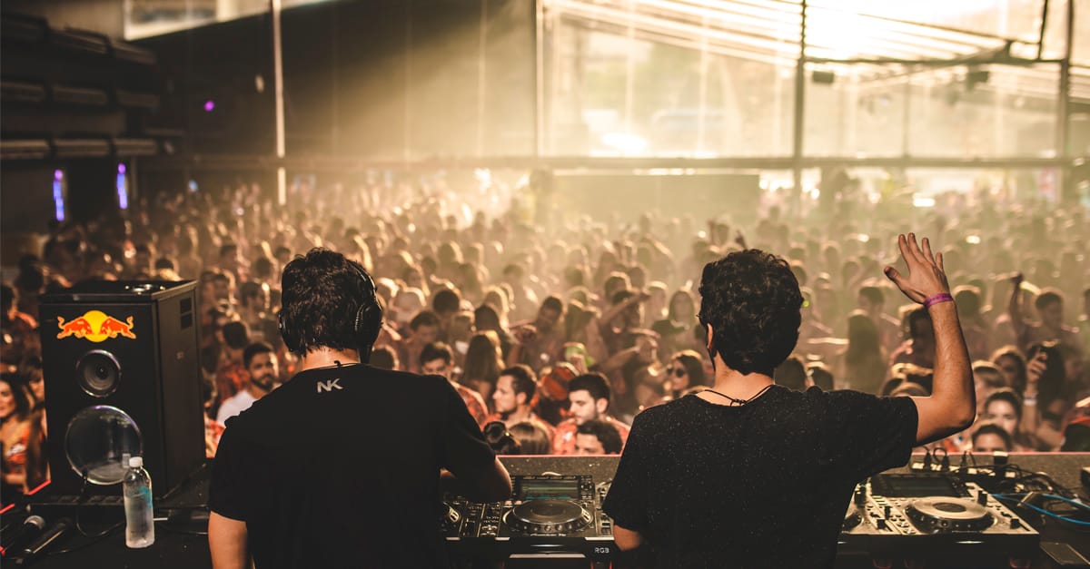Cat Dealers sobe duas posições e se mantém entre os 50 melhores DJs do mundo no Top 100 da DJ Mag