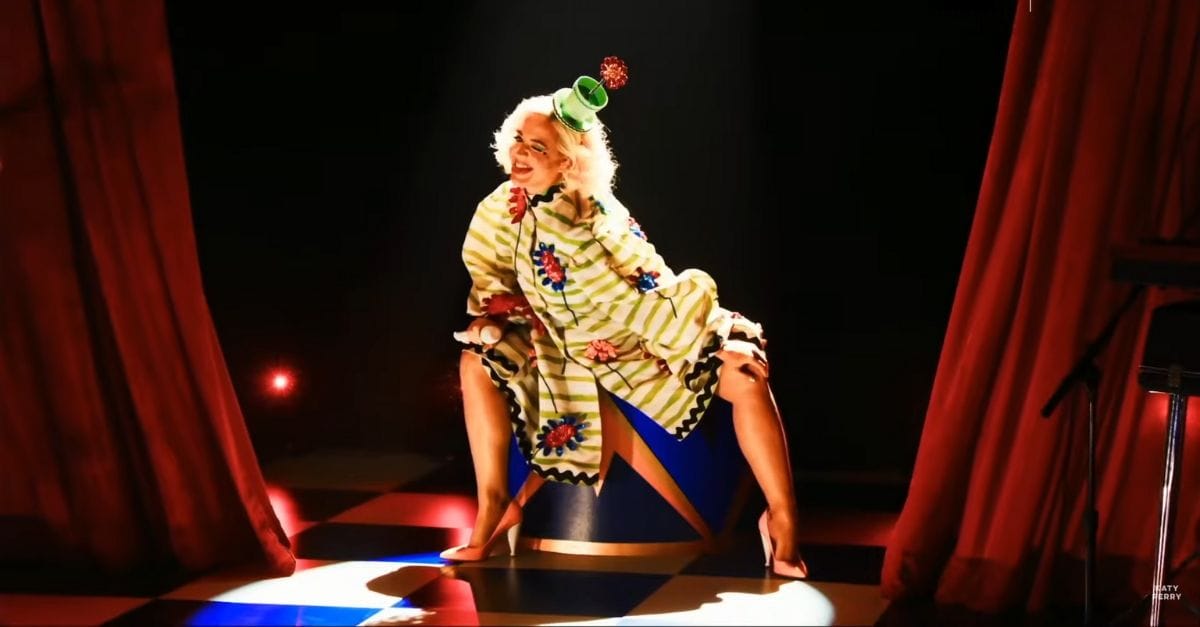 “Smile” | Katy Perry divulga capa de quinto álbum e pré-save de novo single; confira!