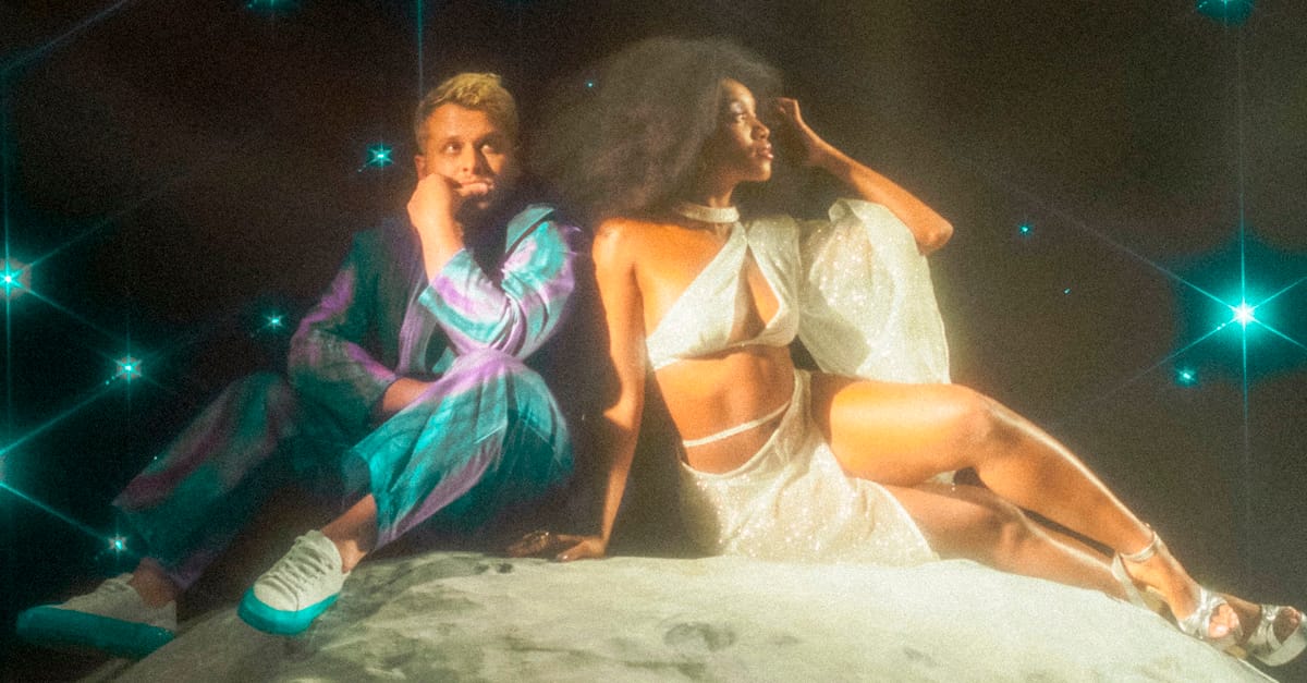 Bruno Martini e Iza estão no espaço no clipe de “Bend The Knee”