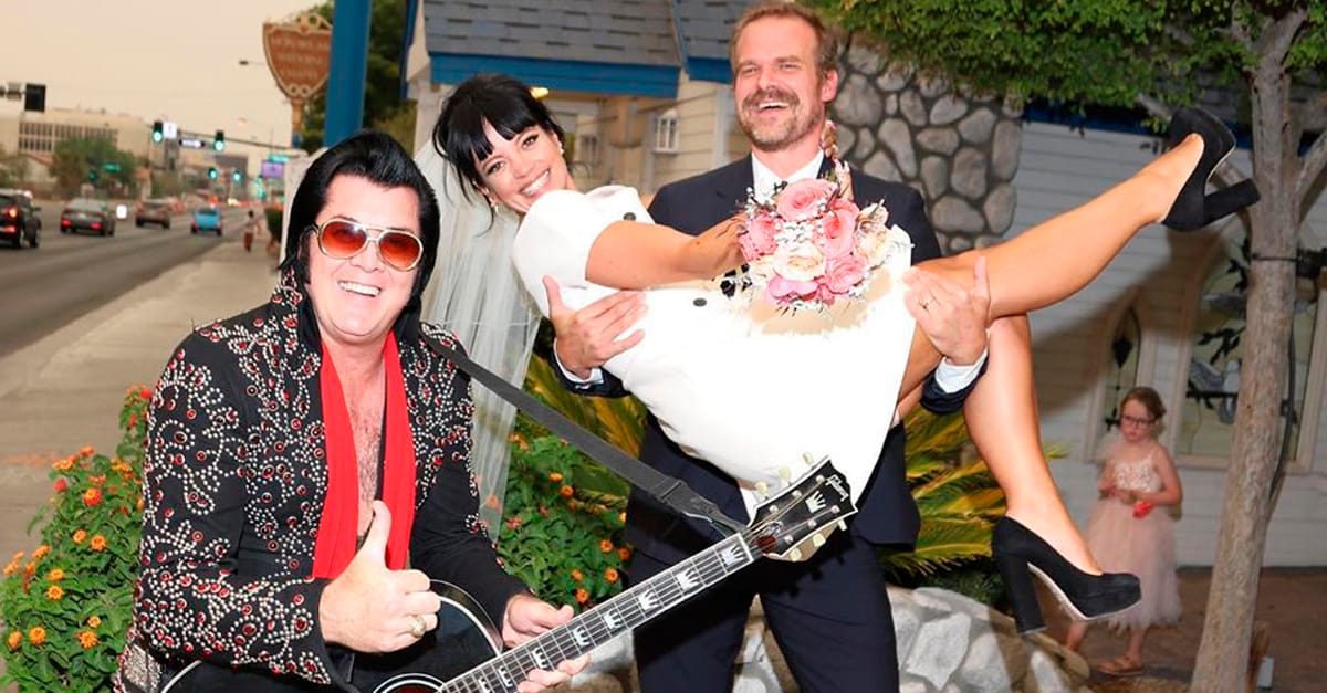 Com direito a Elvis Presley, Lily Allen e David Harbour se casam em Las Vegas