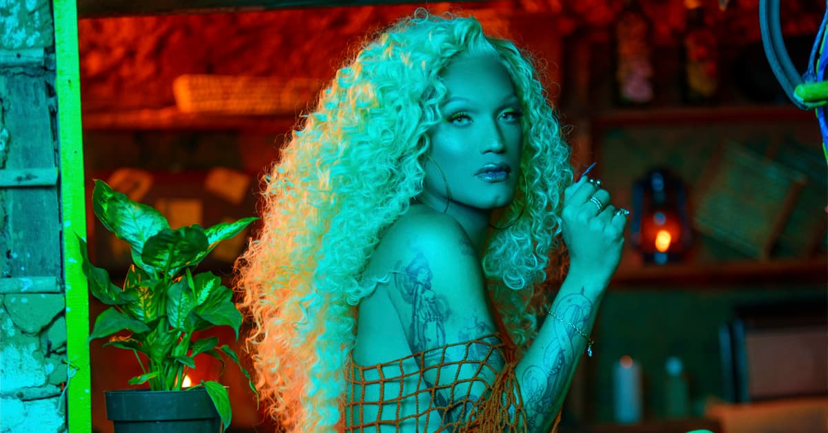 Aretuza Lovi lança videoclipe de “Colarzinho de Miçanga”; assista!