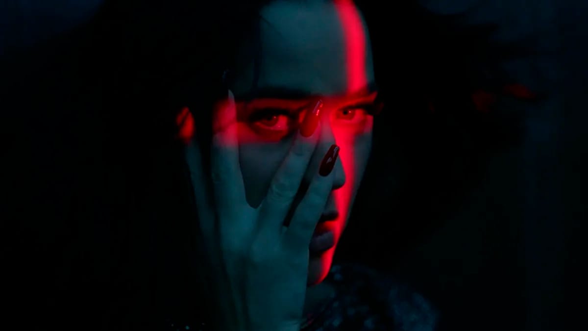 Katy Perry e Alesso lançam videoclipe futurista e repleto de coreografia para “When I’m Gone”