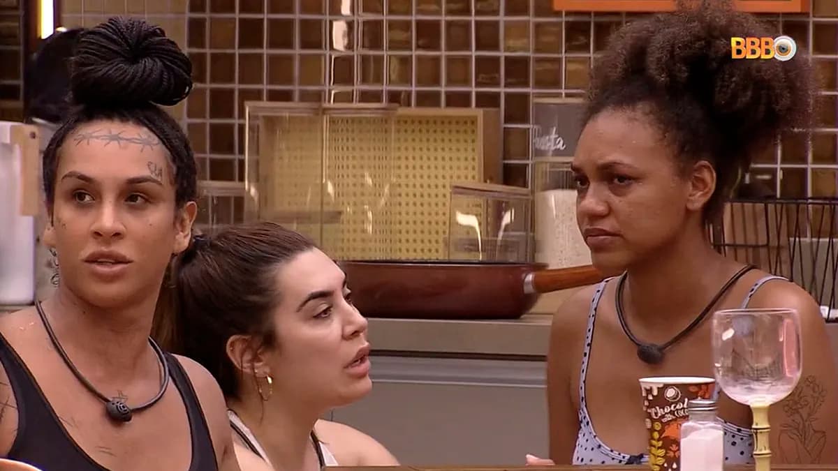 BBB22: Jessi chora após desentendimento com sisters e é acalmada por Naiara: “Me atacaram!”