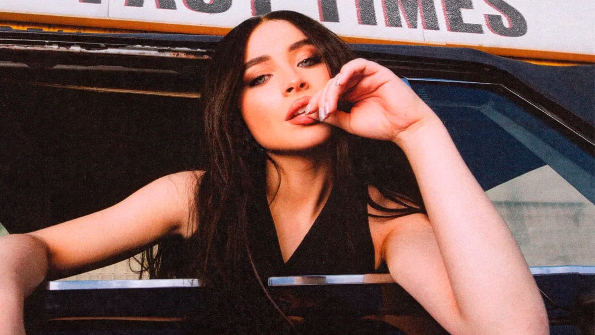 Sabrina Carpenter lança single “Fast Times” e videoclipe dançante; assista!