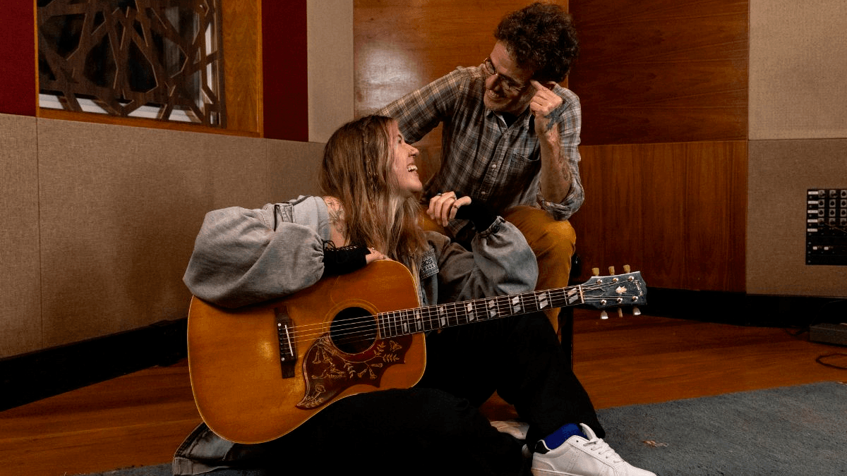 Nando Reis convida Elana Dara para nova versão de “Hey, Babe”