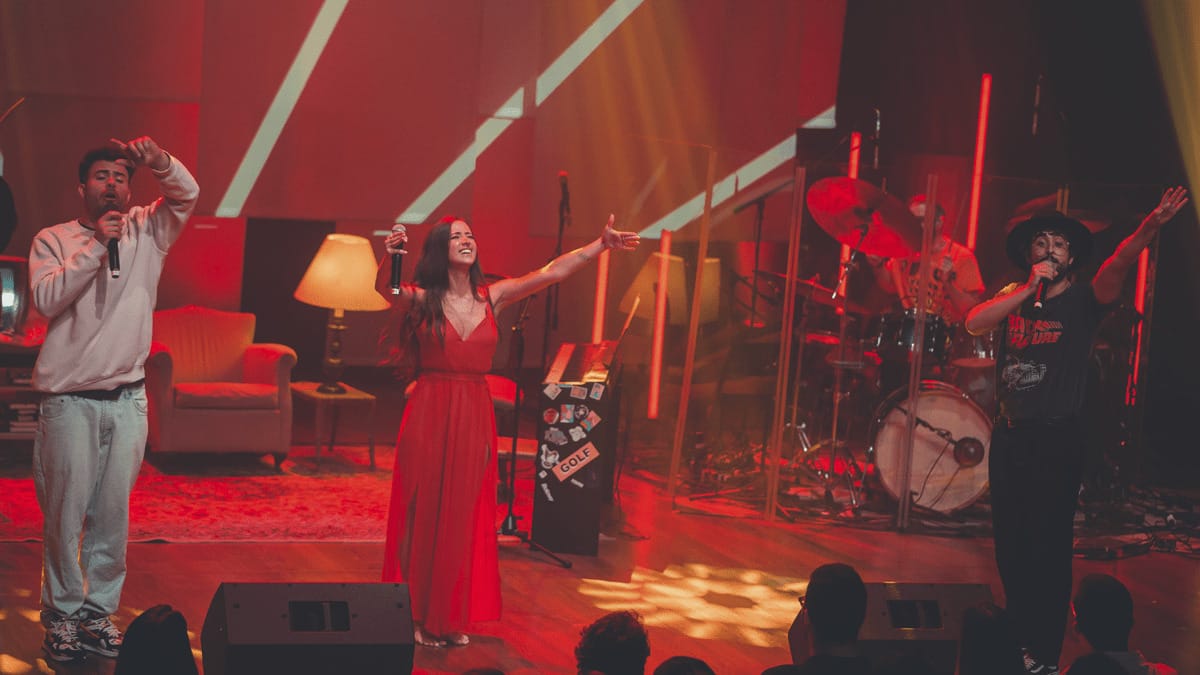 Zeeba lança videoclipe ao vivo de “Teu Sim, Mas Não” com Mariana Nolasco e Pedro Calais; assista!