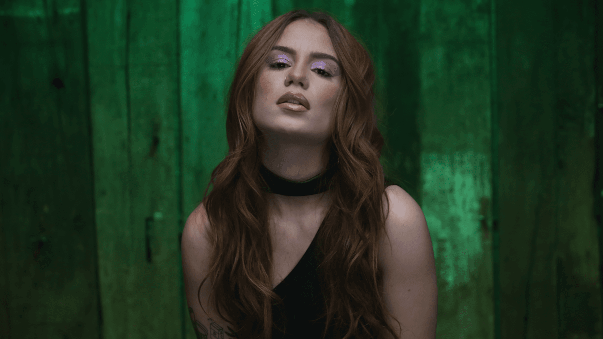 Carol Biazin apresenta versões ao vivo de “Brinca Com A…” e “Garota Infernal” no VEVO Studio Performance