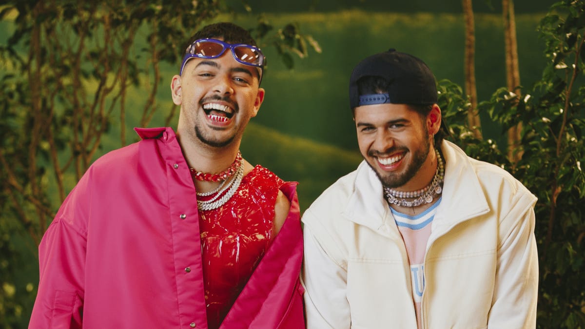 “Olhadinha”: Pedro Sampaio e Zé Felipe estreiam videoclipe inspirado em “O Show de Truman”