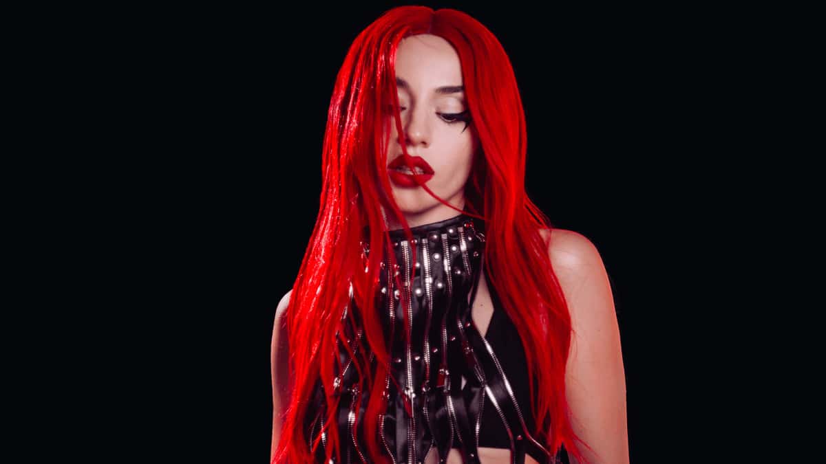 Ava Max lança “Don’t Click Play” quebra silêncio sobre comparações com Lady Gaga