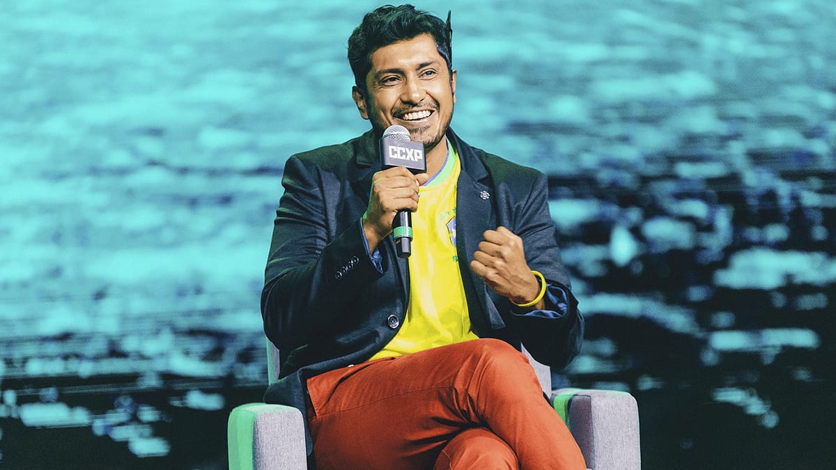 Tenoch Huerta encanta público da CCXP22 e comenta sobre representatividade em Hollywood