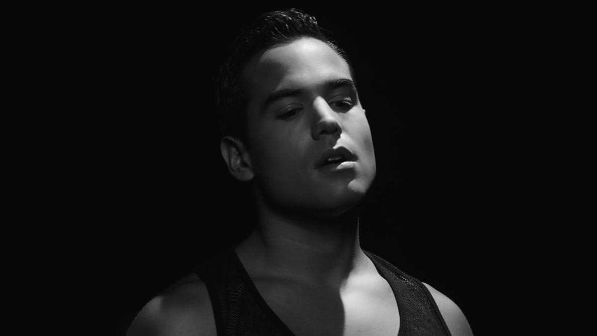 Bruno Gadiol inicia lançamentos da segunda parte do álbum “JOVEM” com o single “te vi na festa (e nem doeu)”