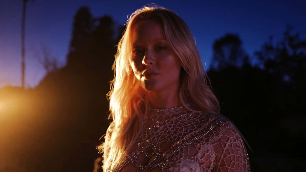 Zara Larsson anuncia o álbum “Midnight Sun” com lançamento marcado para setembro