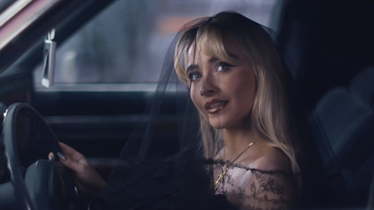 Sabrina Carpenter lança videoclipe de “Feather”