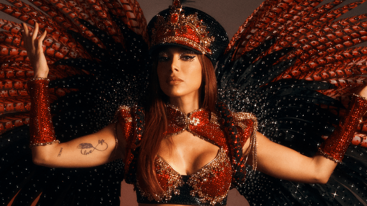 Anitta homenageia Salgueiro em look para evento de Carnaval em Fortaleza