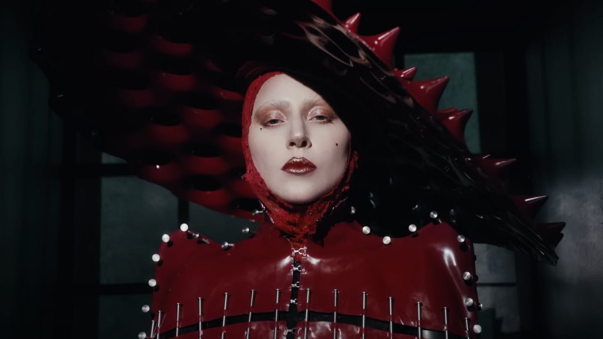 Lady Gaga lança “Abracadabra” com videoclipe repleto de coreografia; assista