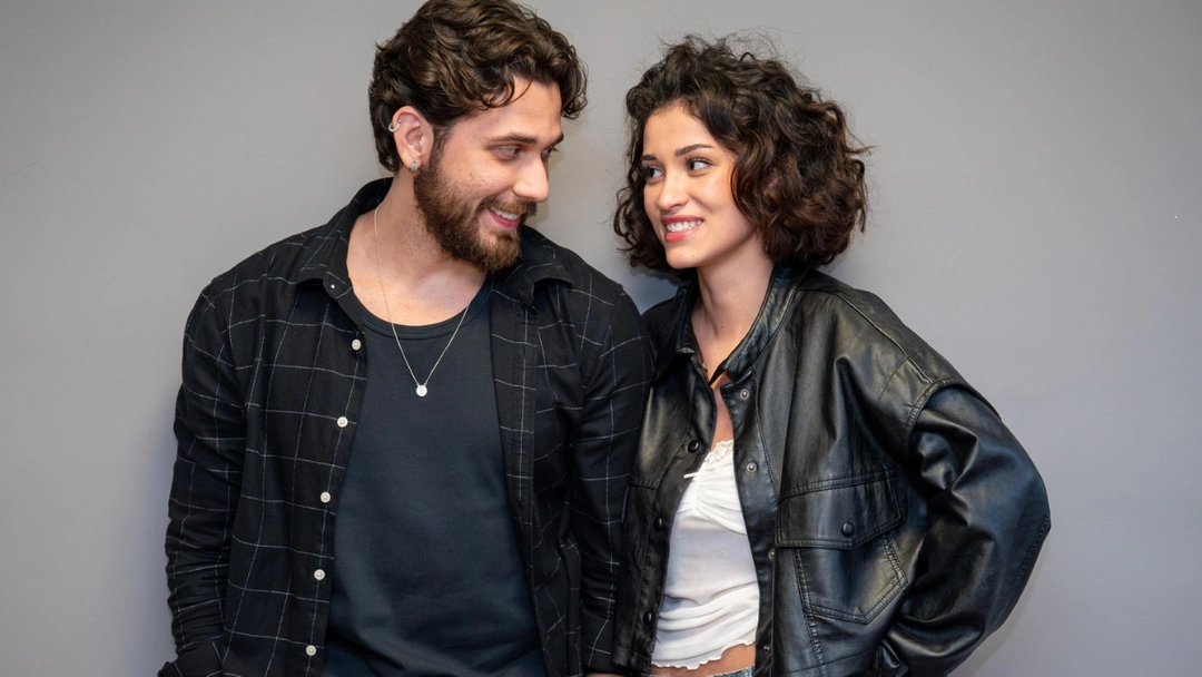 Gustavo Mioto e Maya Aniceto estreiam novelinha “Cinderela e o Segredo do Pobre Milionário” no Globoplay; veja detalhes!