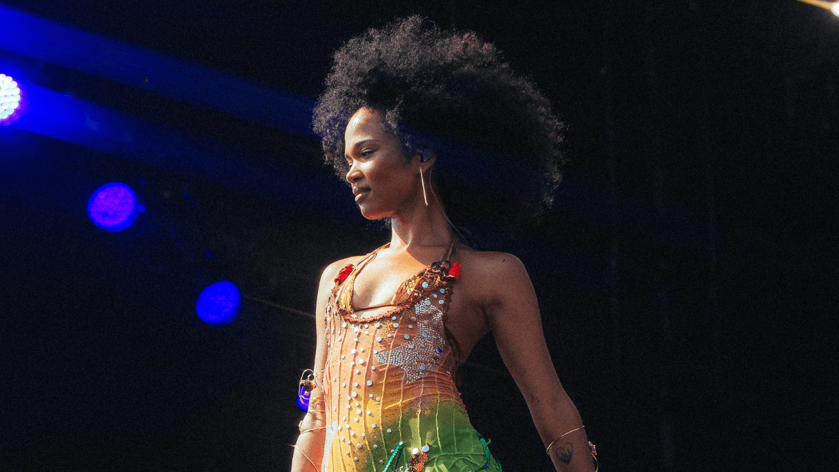 Agnes Nunes emociona, chora no palco e conquista público em estreia marcante no Lollapalooza Brasil 2026