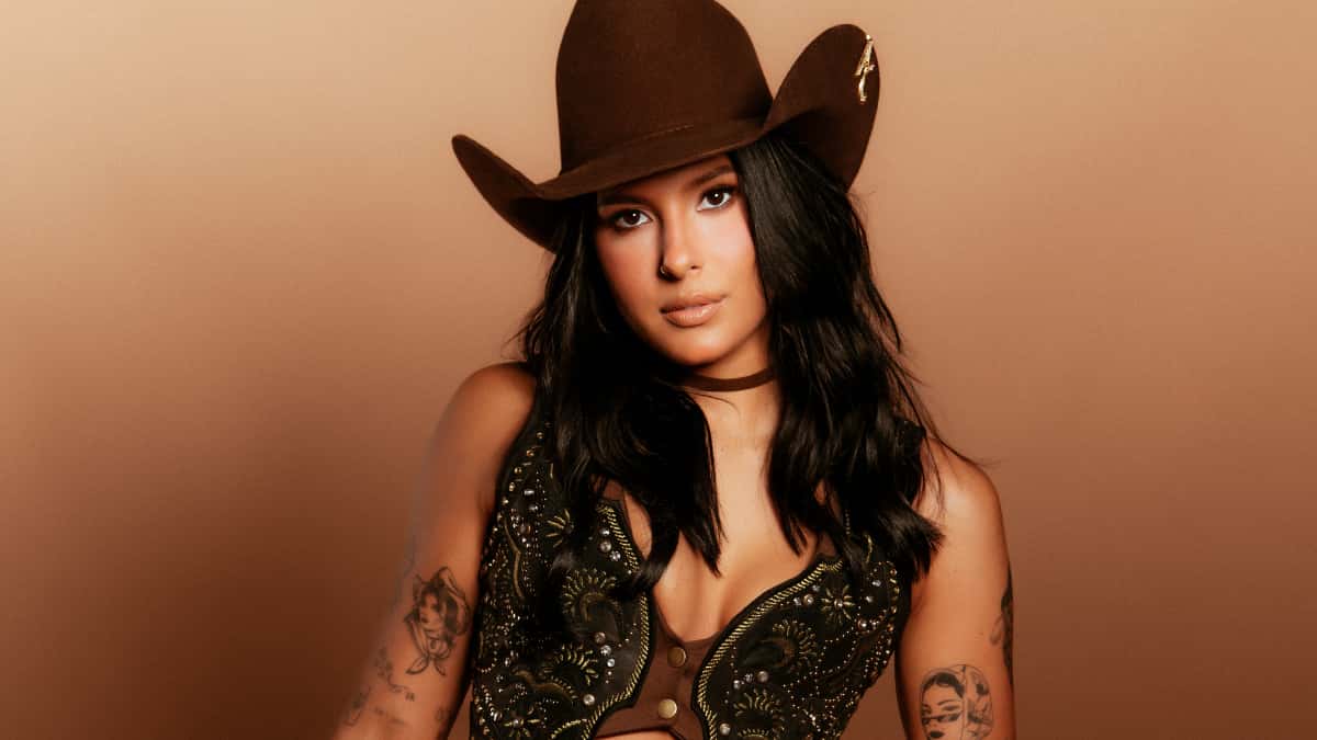 Ana Castela lança álbum “FIRE ARENA” e inaugura nova fase pop da carreira