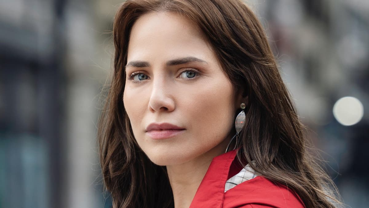 Letícia Colin revela detalhes dos bastidores e o futuro de Adriana em “Quem Ama Cuida”