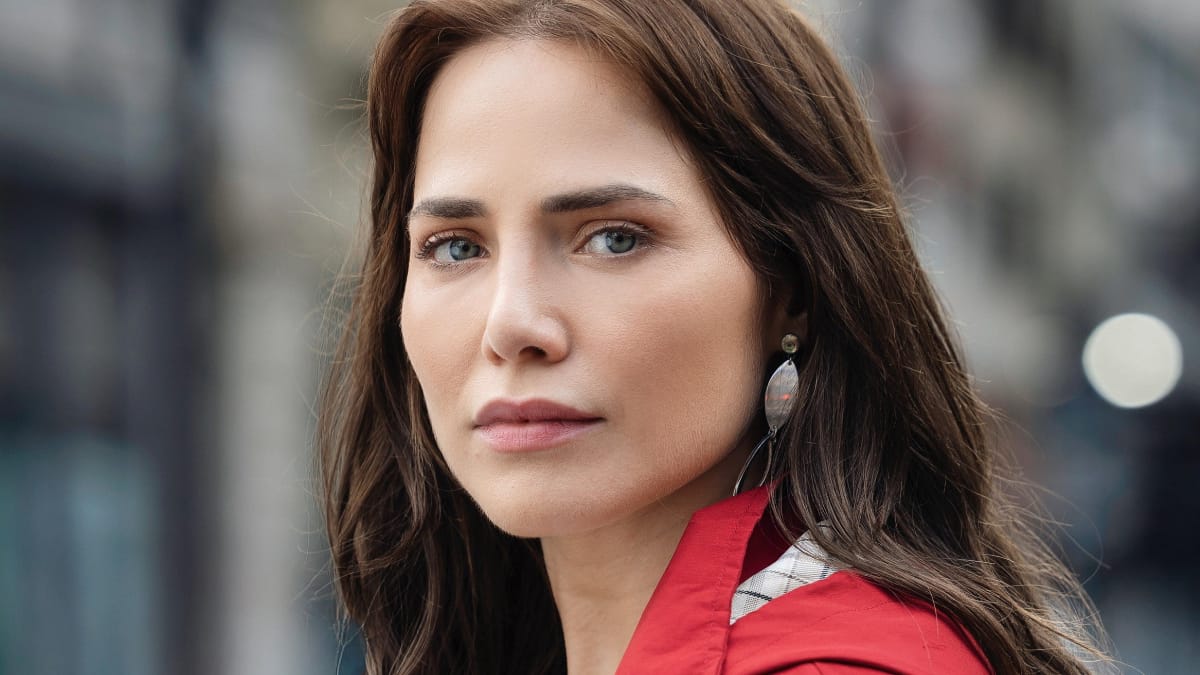 Letícia Colin revela detalhes dos bastidores e o futuro de Adriana em “Quem Ama Cuida”