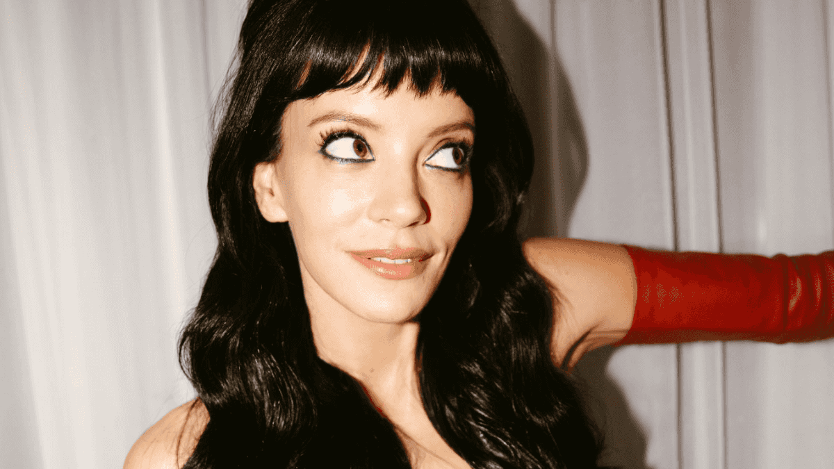 Lily Allen manda recado em português, cita Patixa e diz que quer “dançar com os gays” após confirmar show em São Paulo