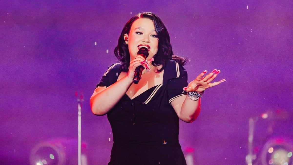 Lola Young se emociona na estreia no Brasil e transforma Rock in Rio 2026 em momento de vulnerabilidade