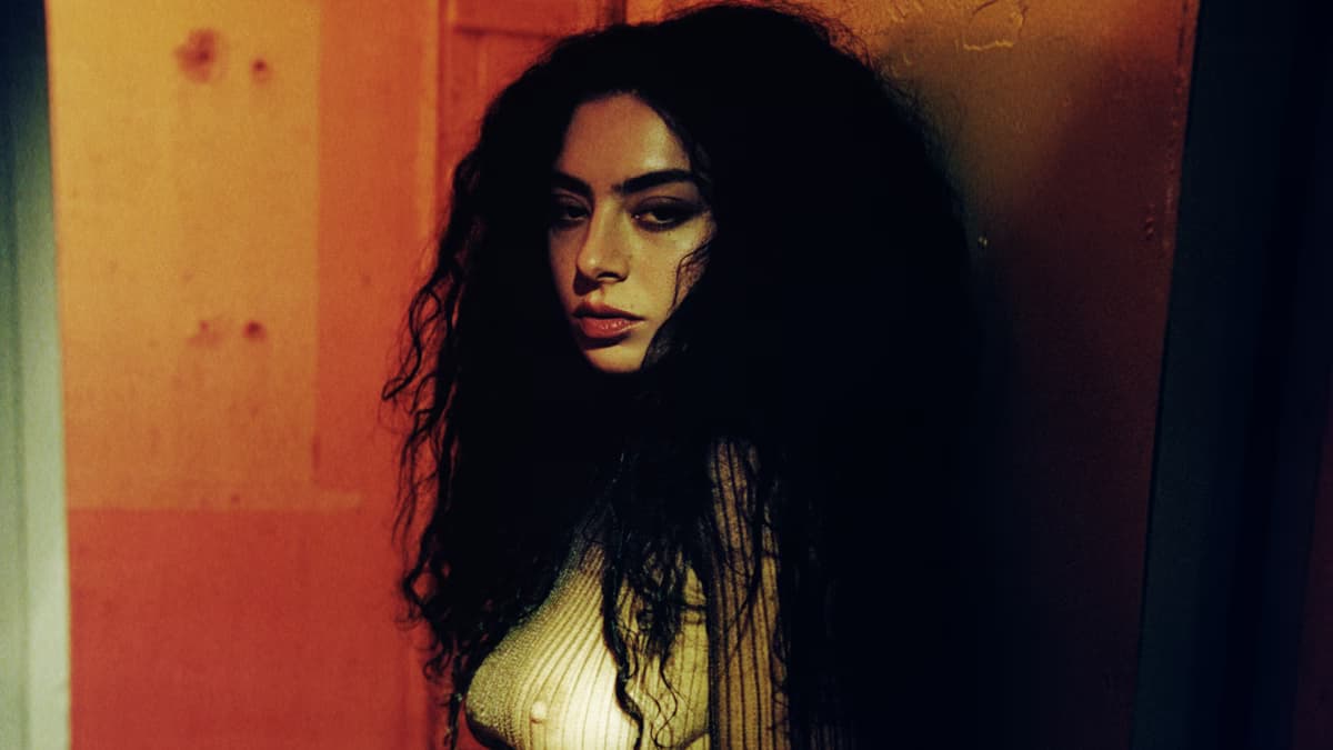 Charli XCX lança o aguardado e aclamado disco “BRAT”